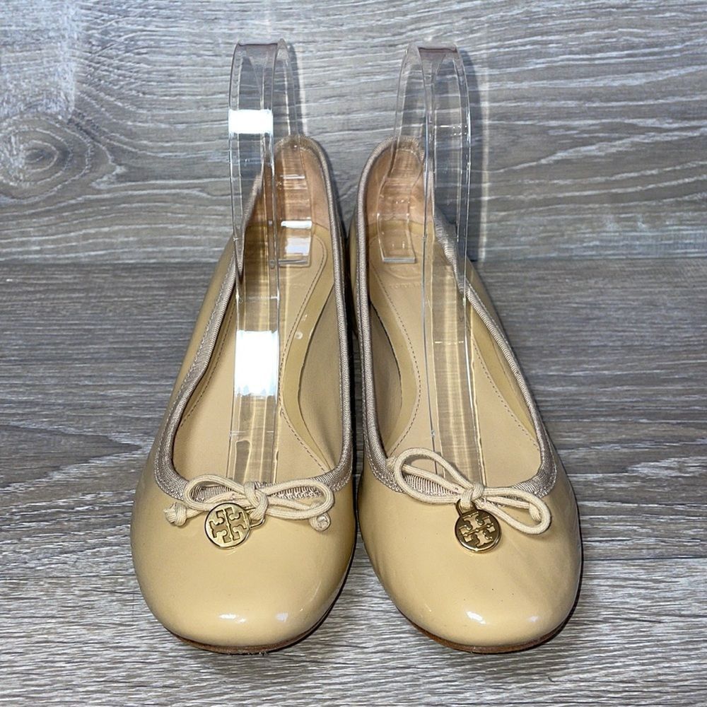 Tory Burch Chelsea Nude Tan Patent Leather Women’s Size 8M Bow Charm Heeled Pump - Picture 2 of 13